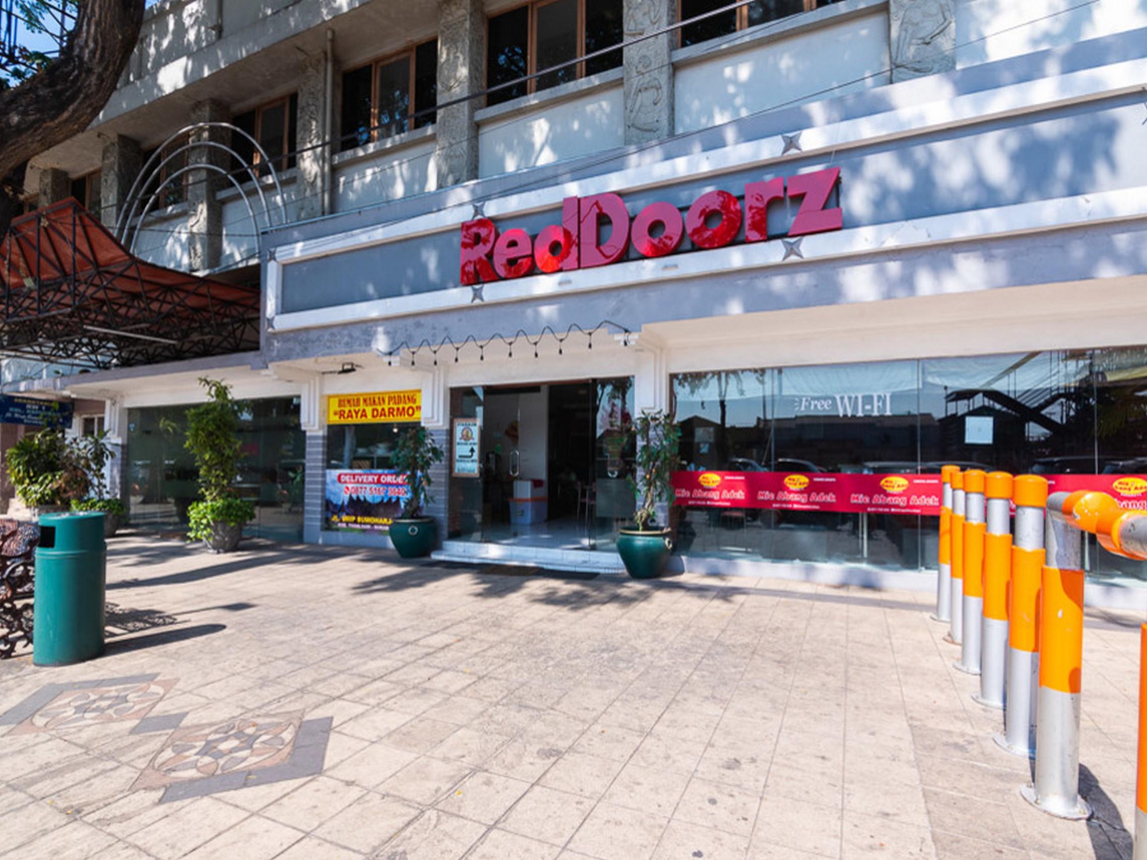 Reddoorz @ Urip Sumoharjo Hotel Сурабая Екстериор снимка